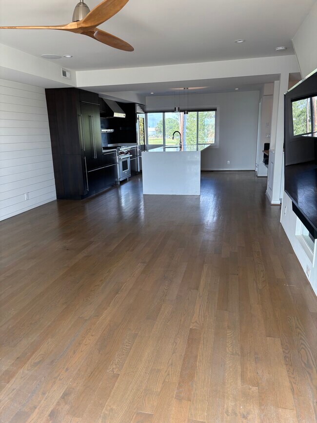 Foto del edificio - 350 Causeway Dr