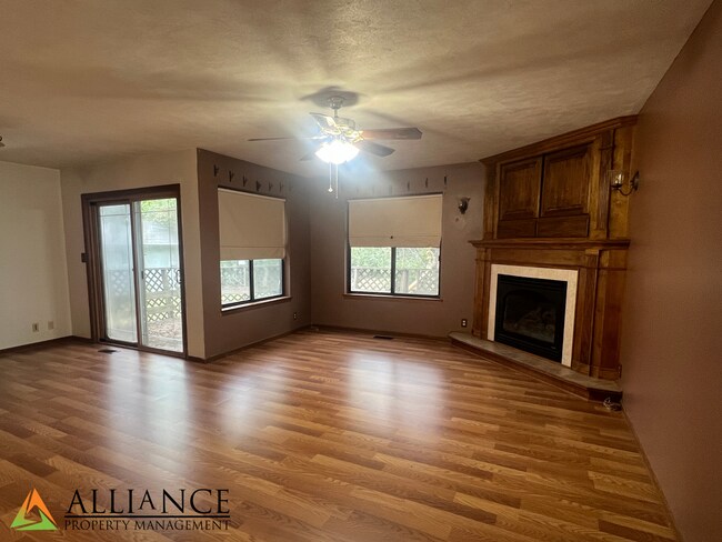 Foto del edificio - $300 OFF 1st MONTH'S RENT! Amazing, Spacio...