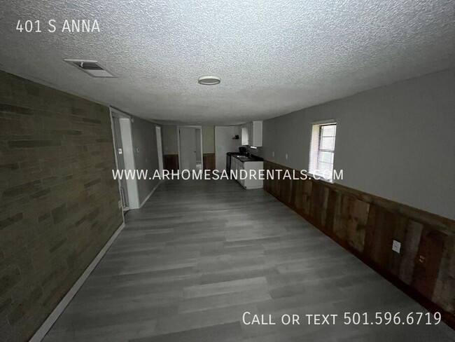 Building Photo - 401 S ANNA-