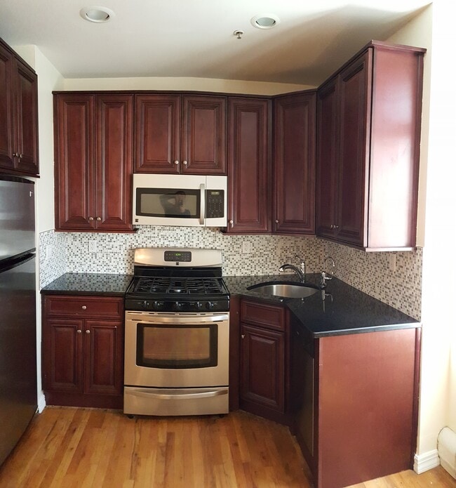 Building Photo - 601 Monroe St