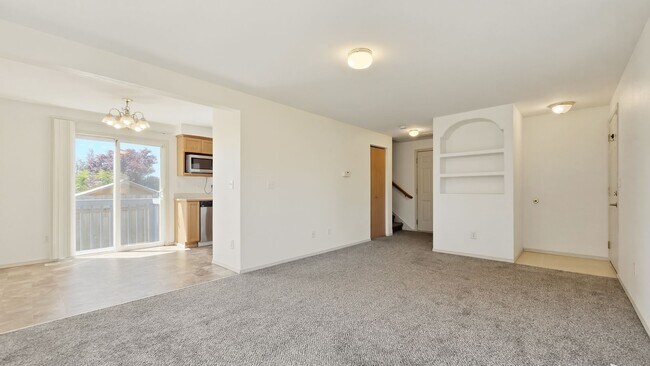 Foto del edificio - Cozy Lake Stevens Home with Den and Two-Car Garage
