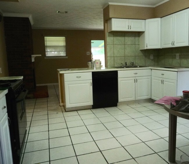Kitchen - 4932 Ithaca St