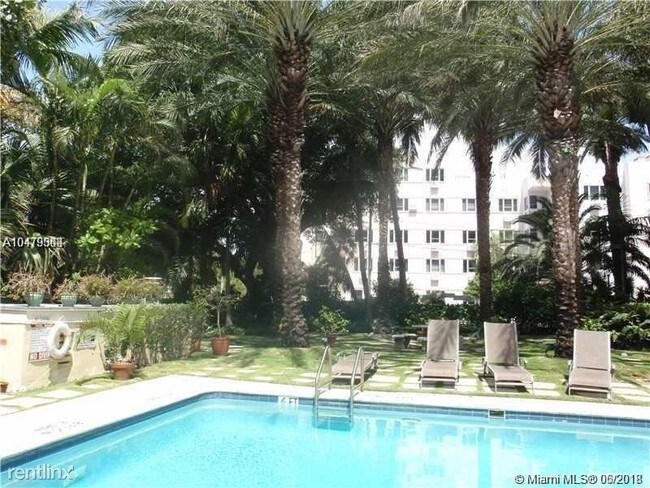 Foto del edificio - 2445 Lake Pancoast Dr