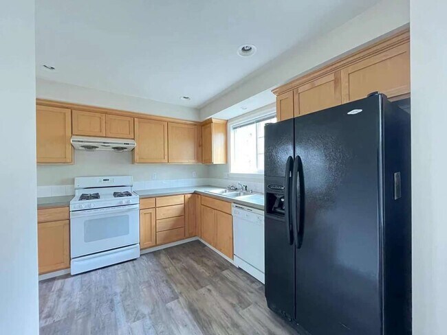 Building Photo - Great Townhome For Rent