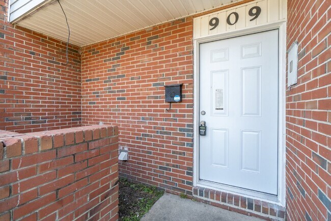 Foto del edificio - 3 BEDROOM BRICK TOWNHOME FOR RENT IN NORFOLK