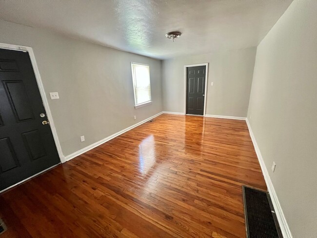 Foto del edificio - 2 Bedroom Home with Basement and Garage fo...