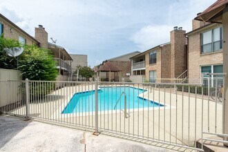 Building Photo - 2110 Wilcrest Dr