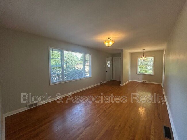 Foto del edificio - 7011 Belews Creek Rd