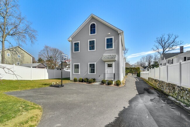 Building Photo - 74 Forest St