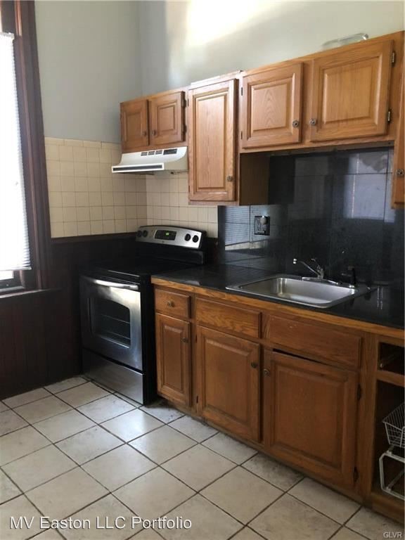 Building Photo - 5 br, 1 bath House - 134 S. 8th St