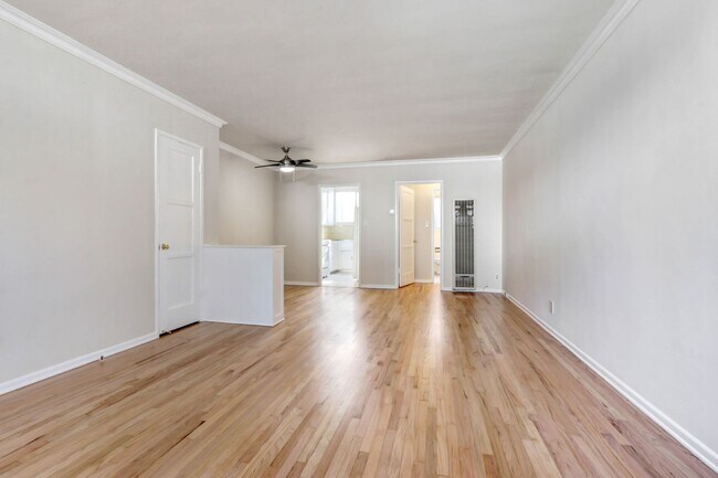 Foto del edificio - 3144-3152 S. Barrington Ave in Mar Vista - Has a Pool!