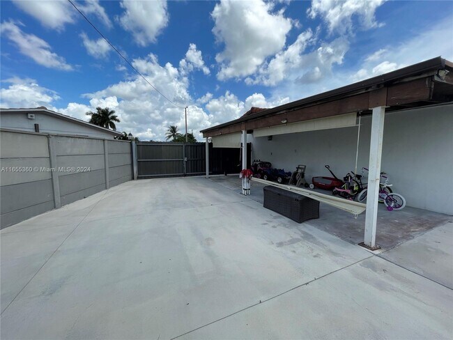 Building Photo - 8450 NW 170th Terrace