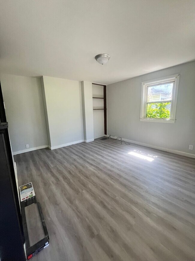 Building Photo - 3Bedroom 1Bath Single House