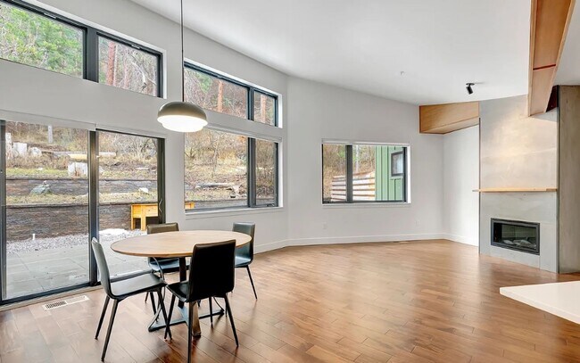 Building Photo - Beautiful Modern Condo in Rattlesnake