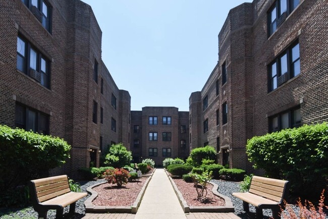 Building Photo - 3727 N Pine Grove Ave