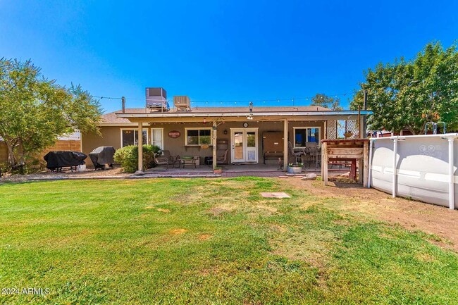 Building Photo - 716 E Hackamore St