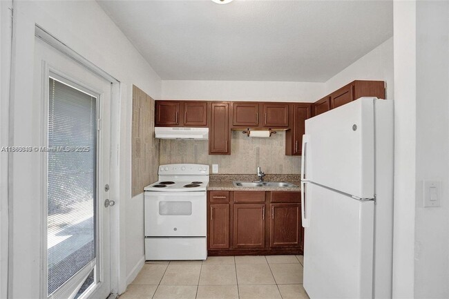 Building Photo - 1200 W 31st St