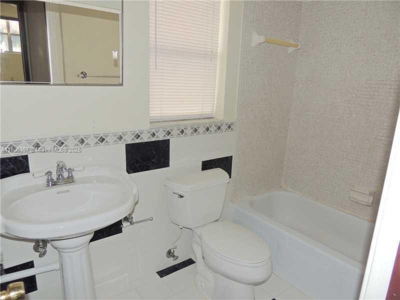 Foto del edificio - 8595 Sunrise Lakes Blvd