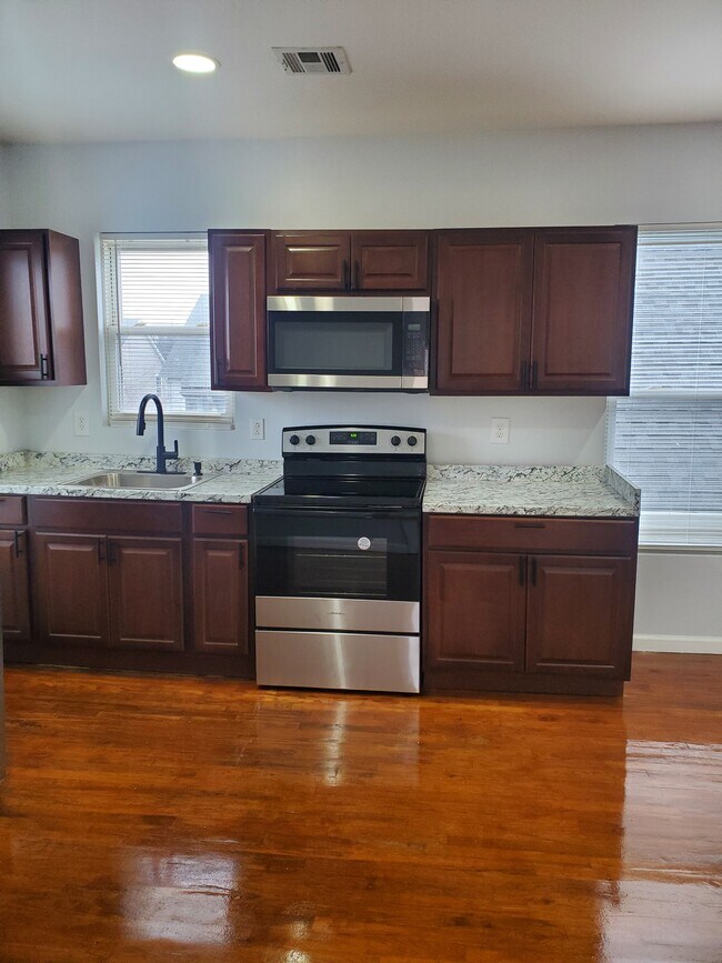 Building Photo - 250 Inslee Pl