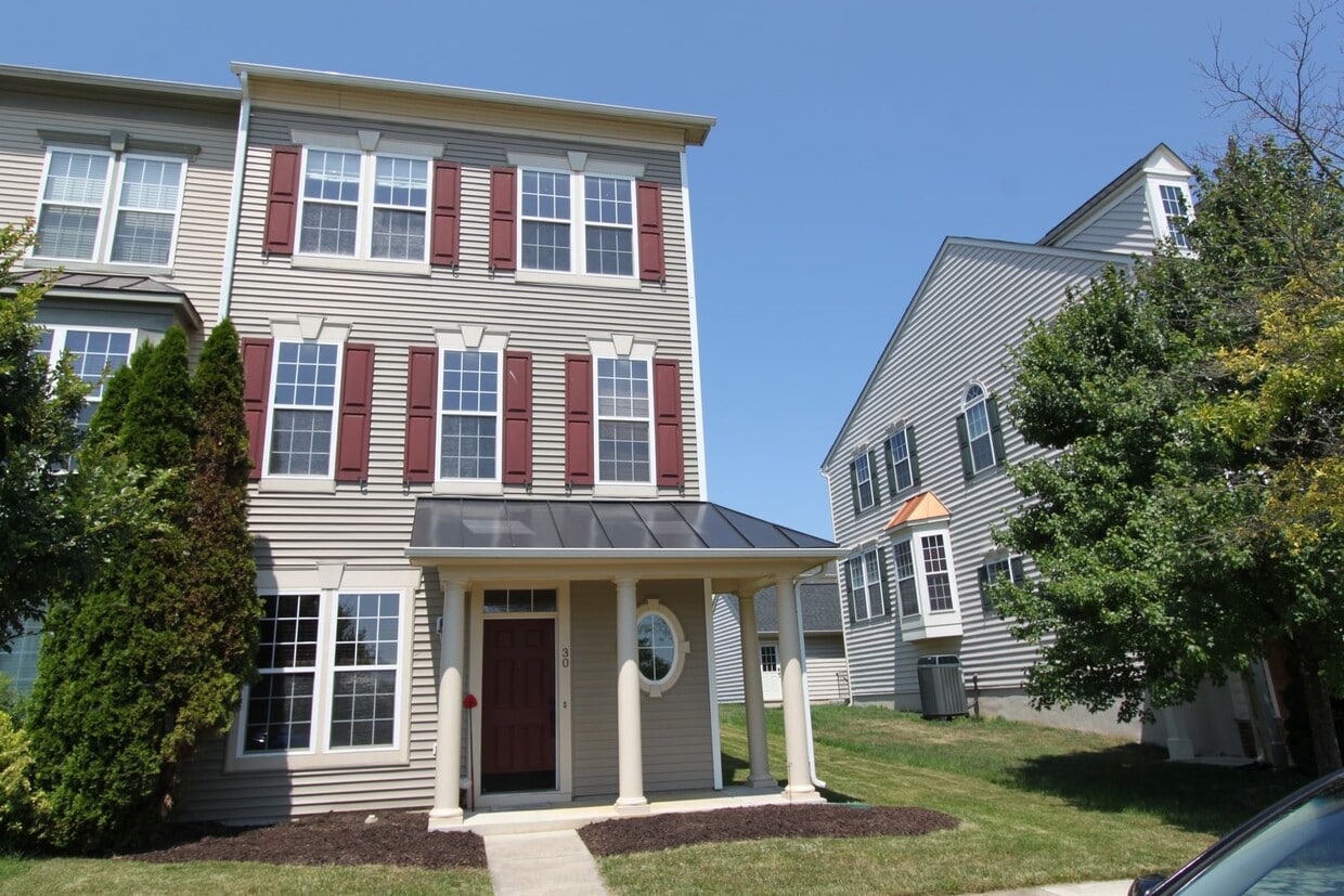 Primary Photo - 3 Bed, 2.5 Bath, Well Maintained Townhome ...