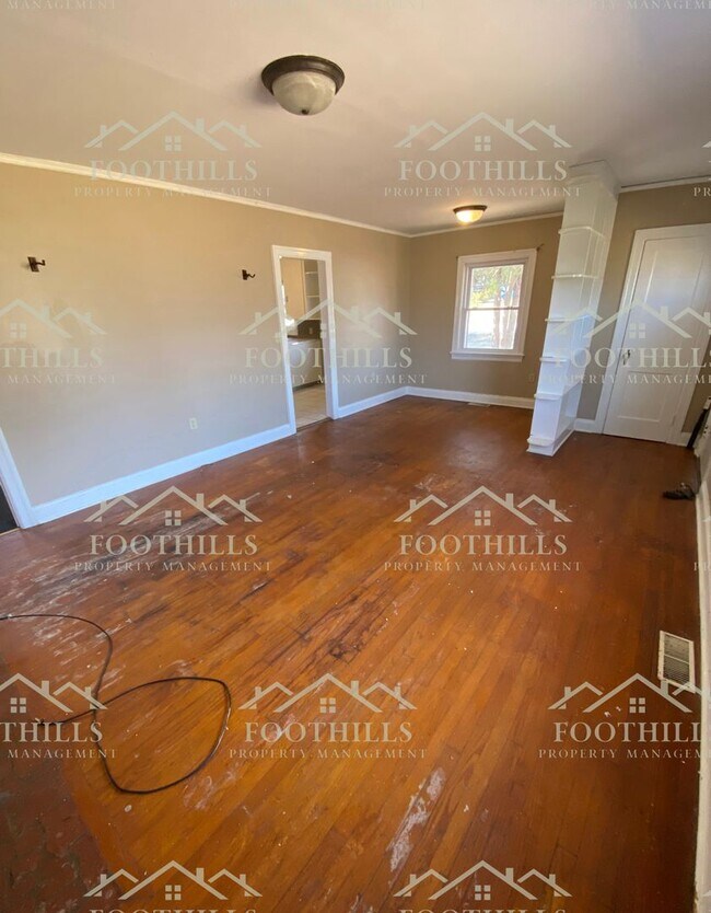 Building Photo - Charming 3BR/1.5BA Brick Home with Firepla...