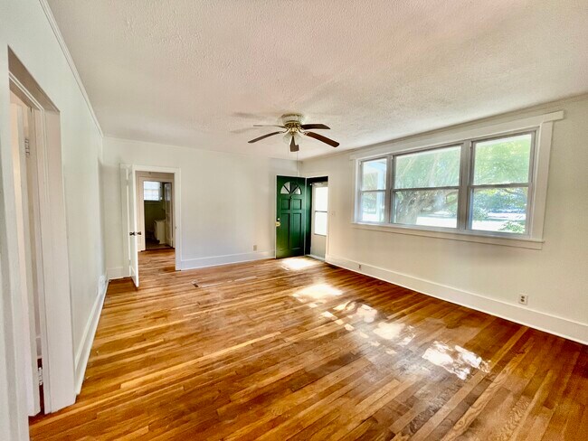 Building Photo - 2152 Golfview Dr