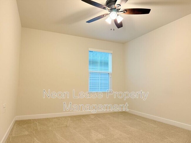 Foto del edificio - 7643 Central Parke Blvd
