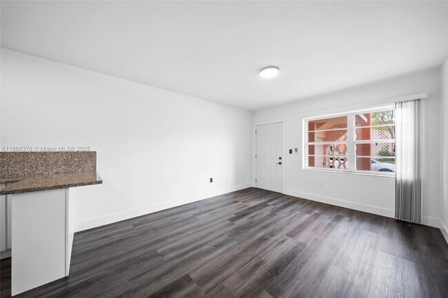 Foto del edificio - 3551 SW 10th St