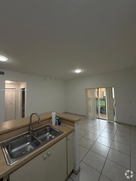 Building Photo - 7280 NW 114th Ave