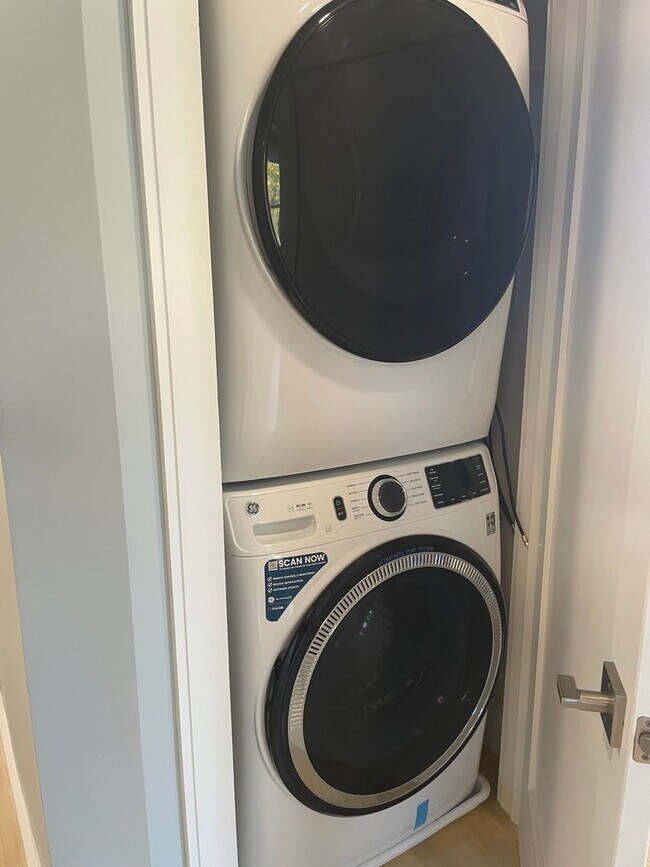 Building Photo - Beautiful brand new three bedroom, Laundry in unit