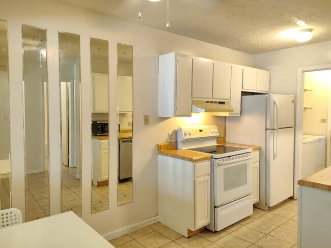 Foto del edificio - 755 Burcale Rd