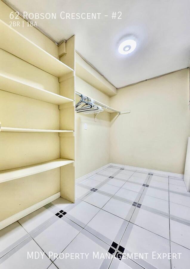 Photo du bâtiment - Charming lower unit available!