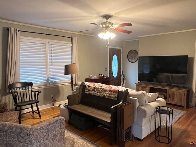 Foto del edificio - 145 Holmes Ave