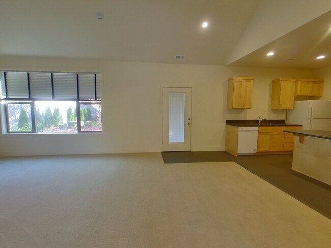 Building Photo - Beautiful 3Bed/2.5Bath Duplex Near Autzen ...