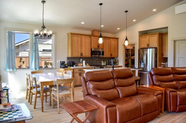 Building Photo - 214 Oak Crest Way