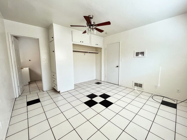 Building Photo - 1-bedroom apartment with vintage charm!