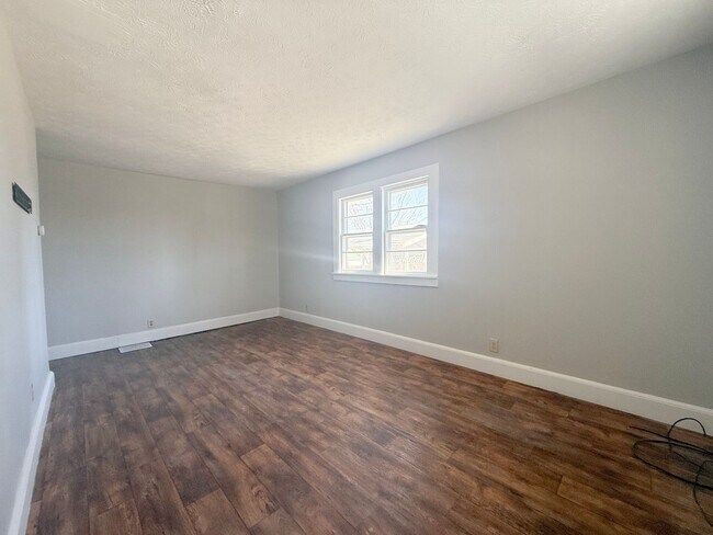 Foto del edificio - 3-Bedroom Home with Carport and Spacious Rooms Near Tennessee Tech & Downtown Cookeville