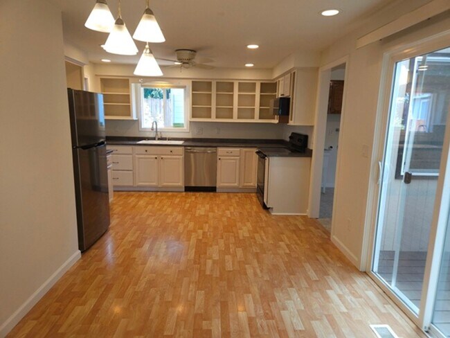 Building Photo - 3Bd/2Ba Single Story Home-Available soon!