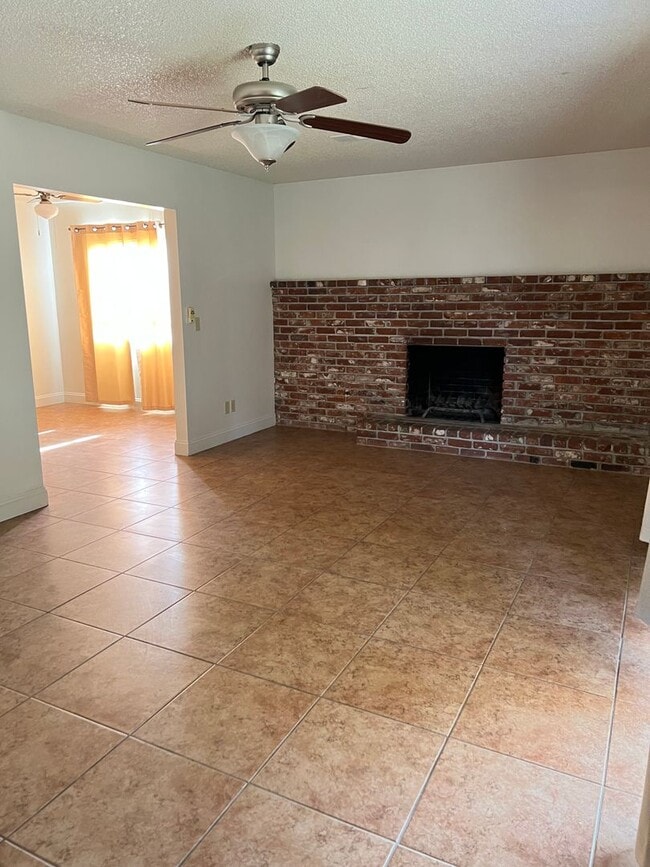 Building Photo - 3735 S. VERDE VISTA - 3 BEDROOM 2 BATH - S...