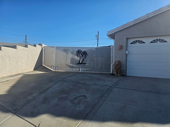 Building Photo - Furnished or Unfurnished Full Solar Pool Home