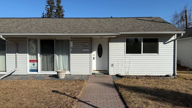 Foto del edificio - 2 Bedroom w/Garage in AIRPORT HEIGHTS! All utilities Included!