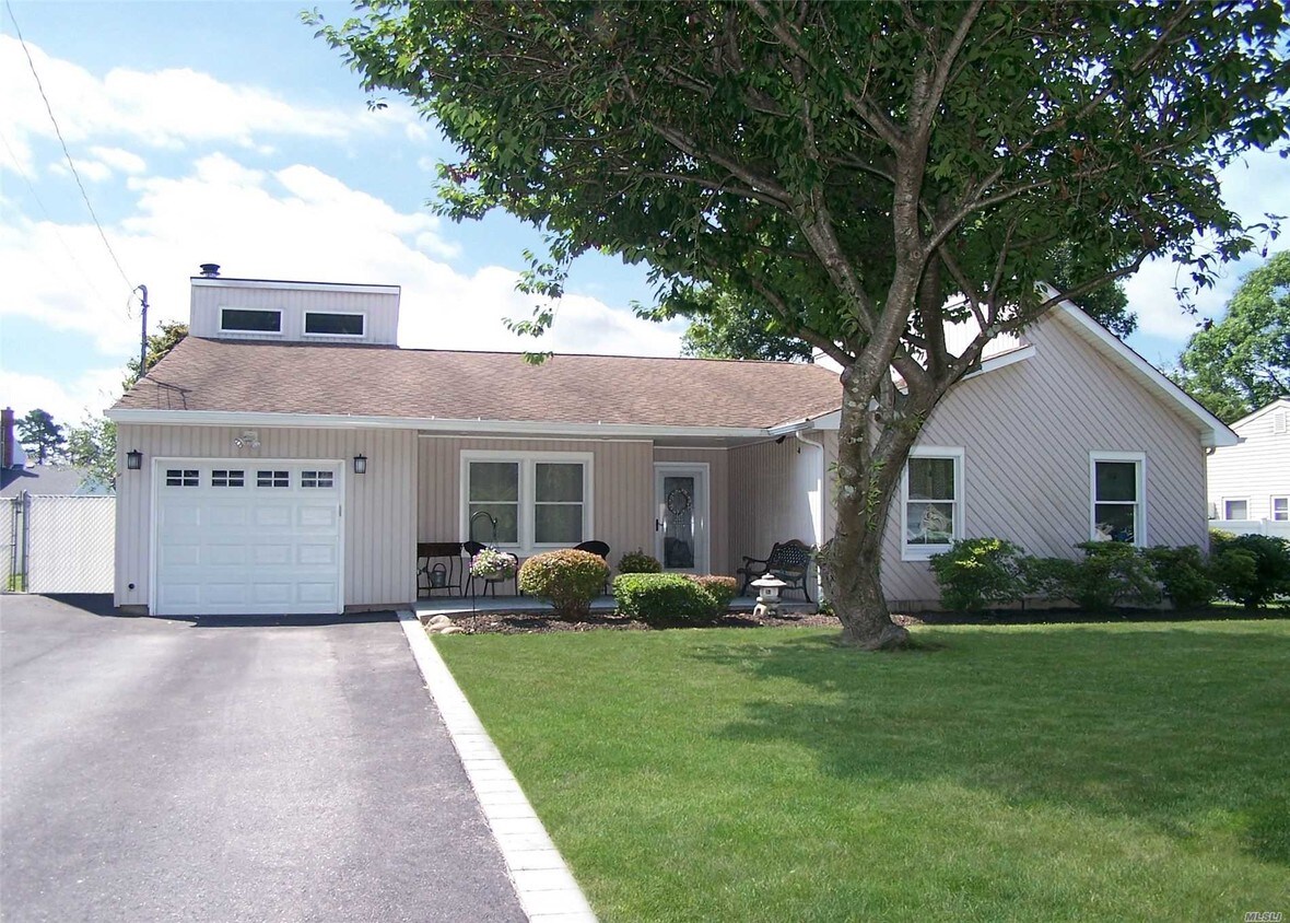 Primary Photo - 876 Peconic St