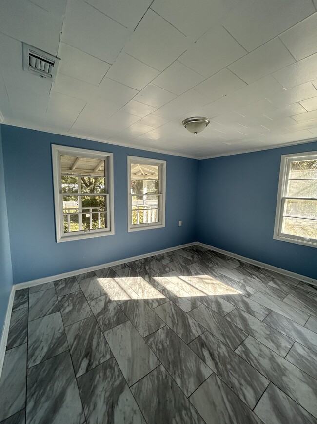 Building Photo - 1701 S Fairfield Dr
