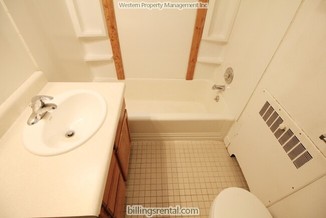 Baño - 1032 N 26th St