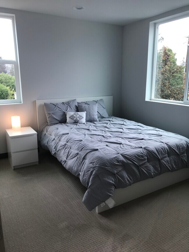 Building Photo - 5336 Roosevelt Way NE