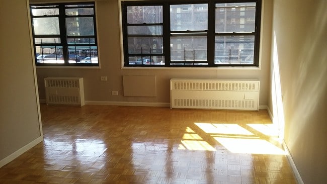 Building Photo - 2010 Bruckner Blvd