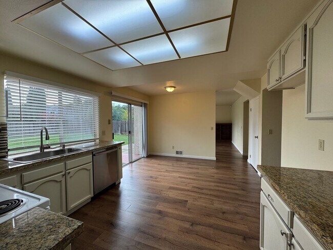 Foto del edificio - Coming Soon - Beautifully remodeled 5 bed/ 2.5 bath with huge backyard