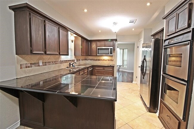 Building Photo - 2074 Shadow Rock Dr