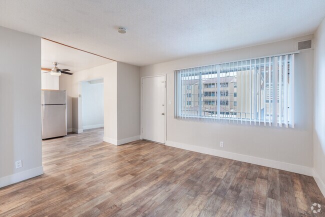 2 habitaciones, 1 baño, 700 pies cuadrados, sala de estar - Surfside