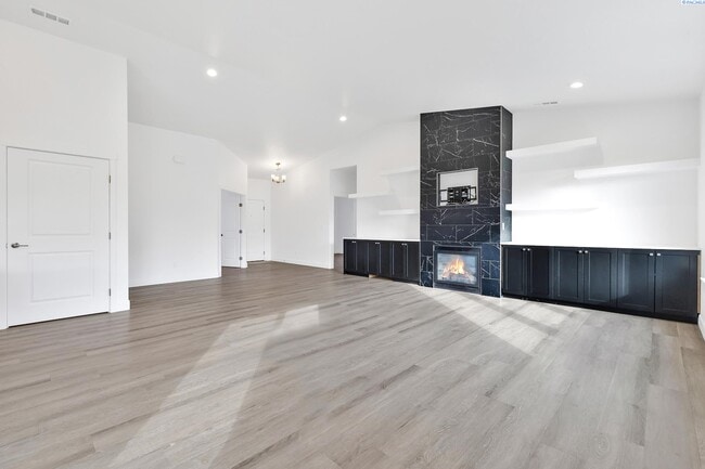 Building Photo - 6 to 18 mo lease available